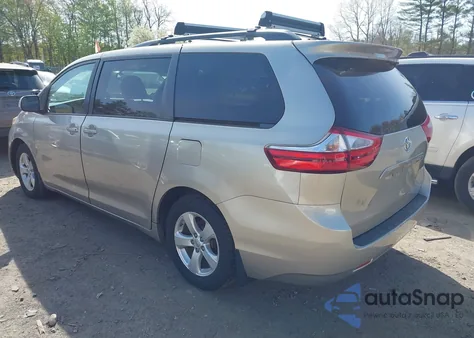 2015 Toyota Sienna Le 8 Passenger z USA, uszkodzony, nr VIN 5TDKK3DC6FS663023